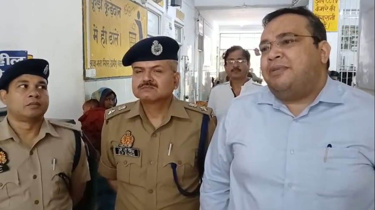 फोटो10कासगंज में कलेक्ट्रेट के पास  बरेली -मथुरा हाइवे मार्ग पर हादसे के बारे में जिला अस्पता