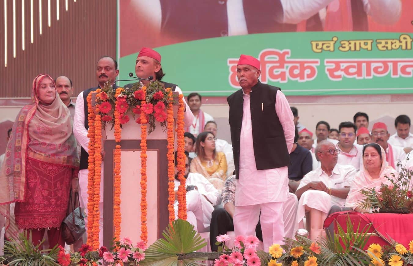 फोटो36कासगंज में आयोजित कार्यक्रम संबोधित करते सांसद पूर्व मुख्यमंत्री अखिलेश यादव, साथ में
