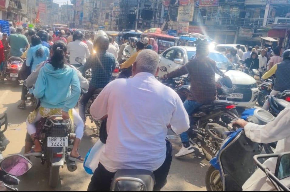 फायरिंग के बाद बाजार में मची अफरा तफरी