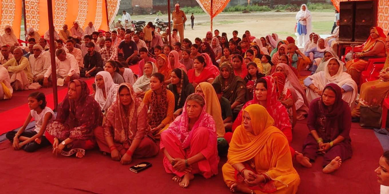गढ़ के बारहदरी मैदान में सत्संग के दौरान प्रवचन करते संत निरंकारी मंडल से पधारे राधेश्याम। स्रोत
