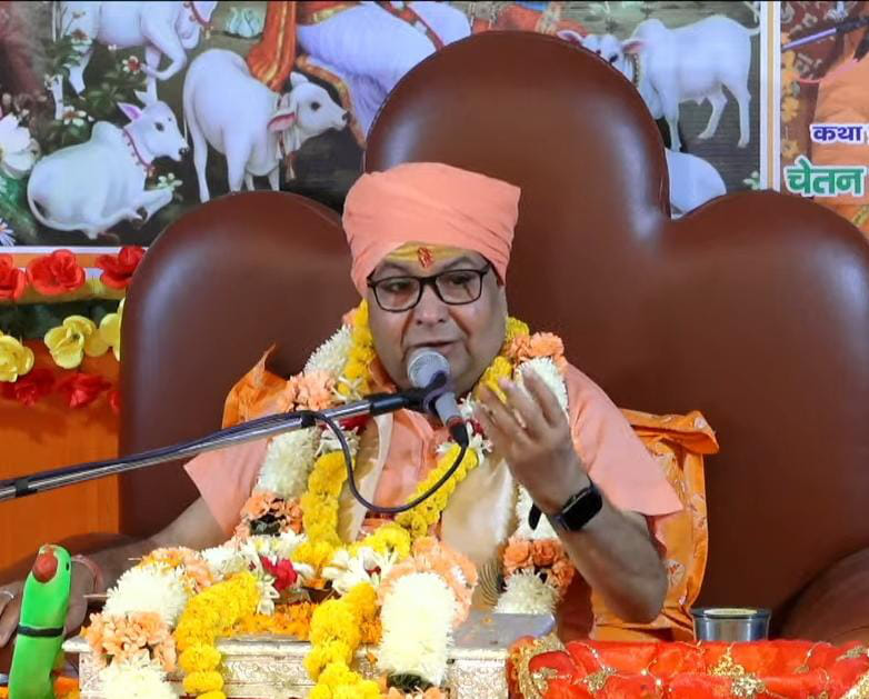 Shri Krishna slew Kansa; the region resounded with shouts of victory.
