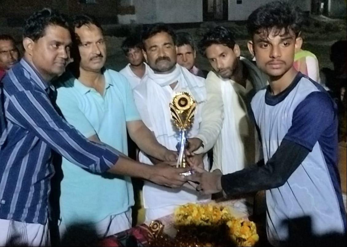 The Minister of State felicitated the hockey players.
