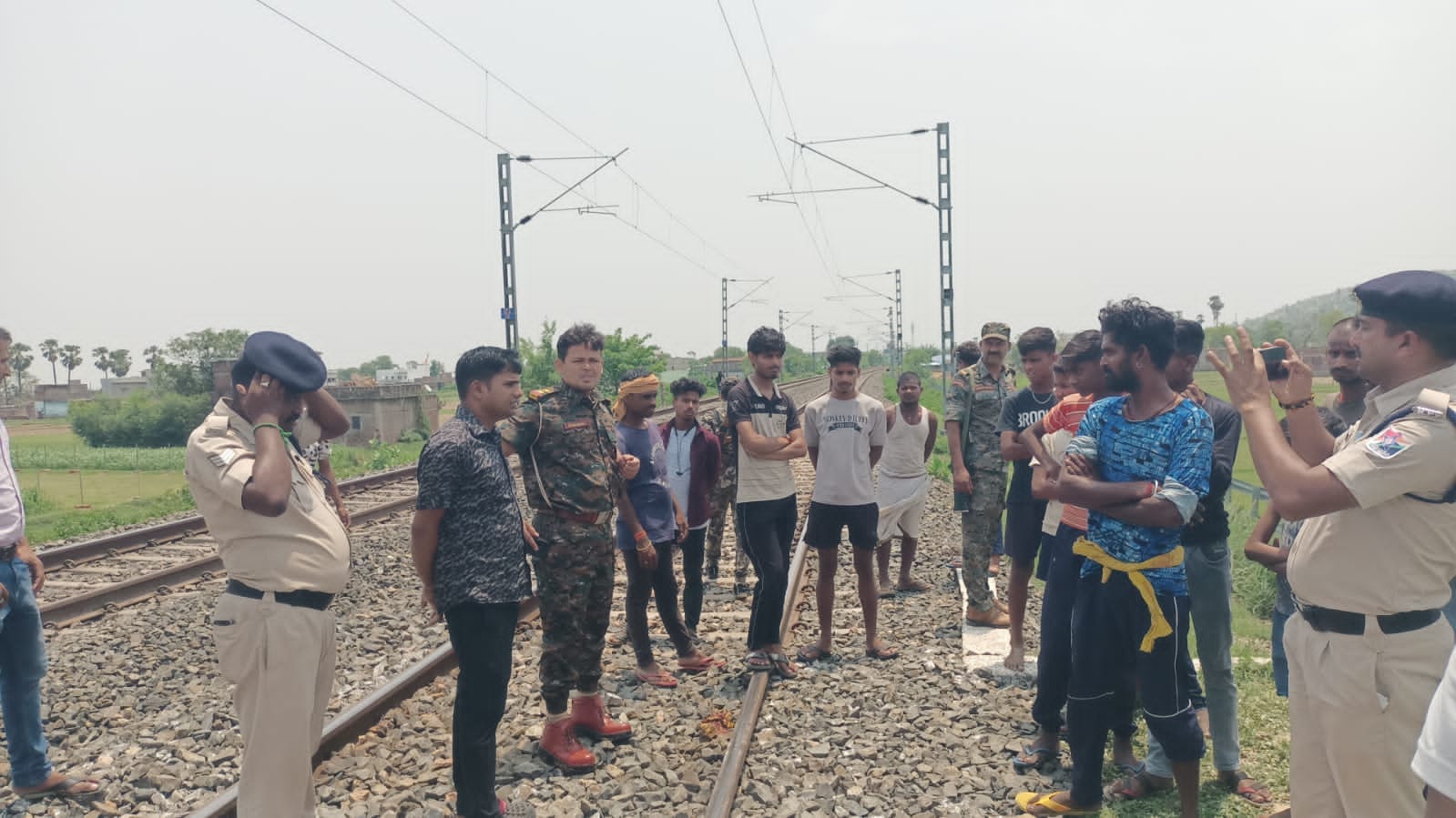 घटनास्थल पर जांच करतेआरपीएफ की टीम