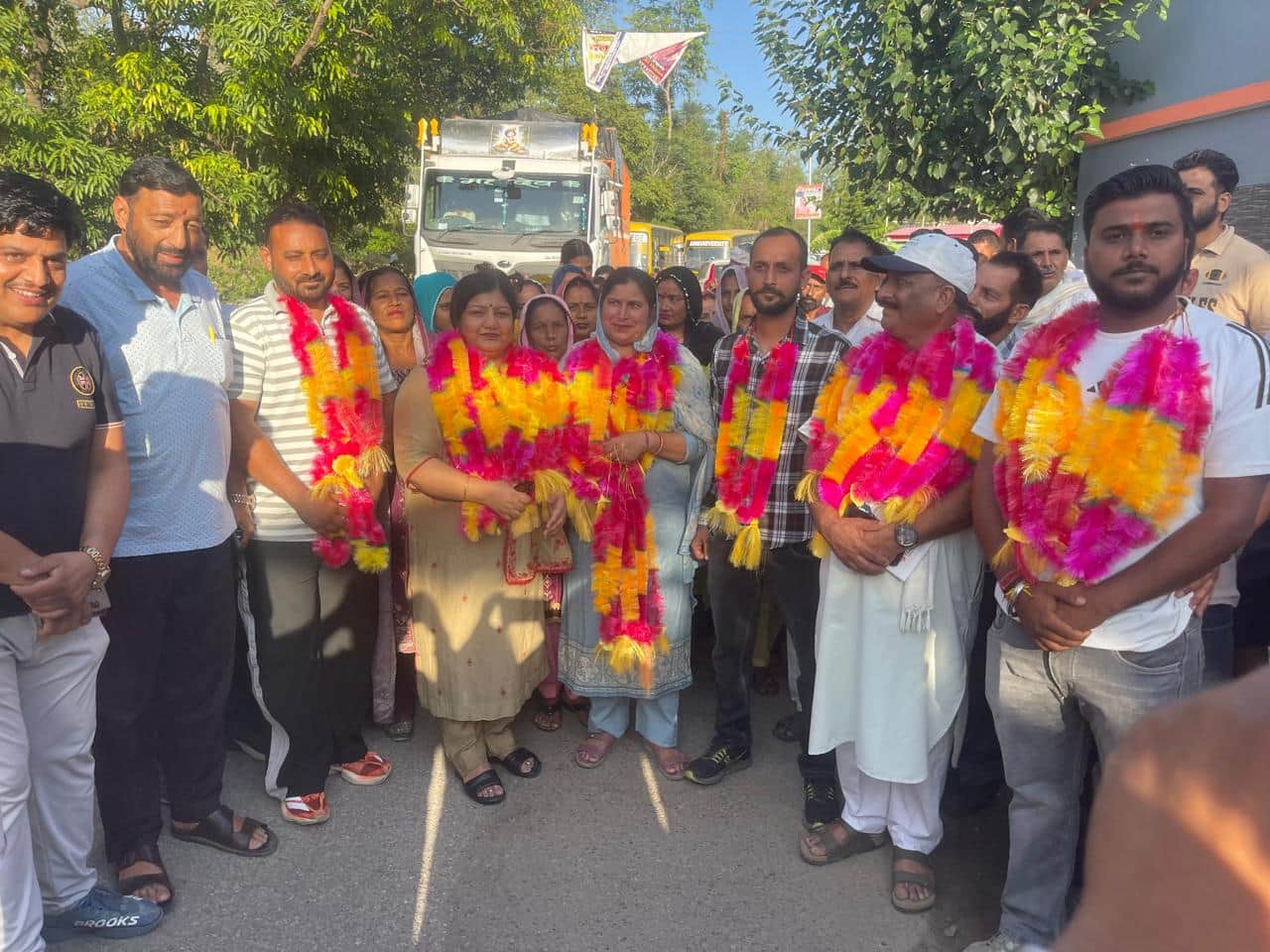 इंदौरा में भाजपा में शामिल होने के उपरांत पूर्व विधायक रीता धीमान के साथ पंचायत सदस्य। स्रोत : 