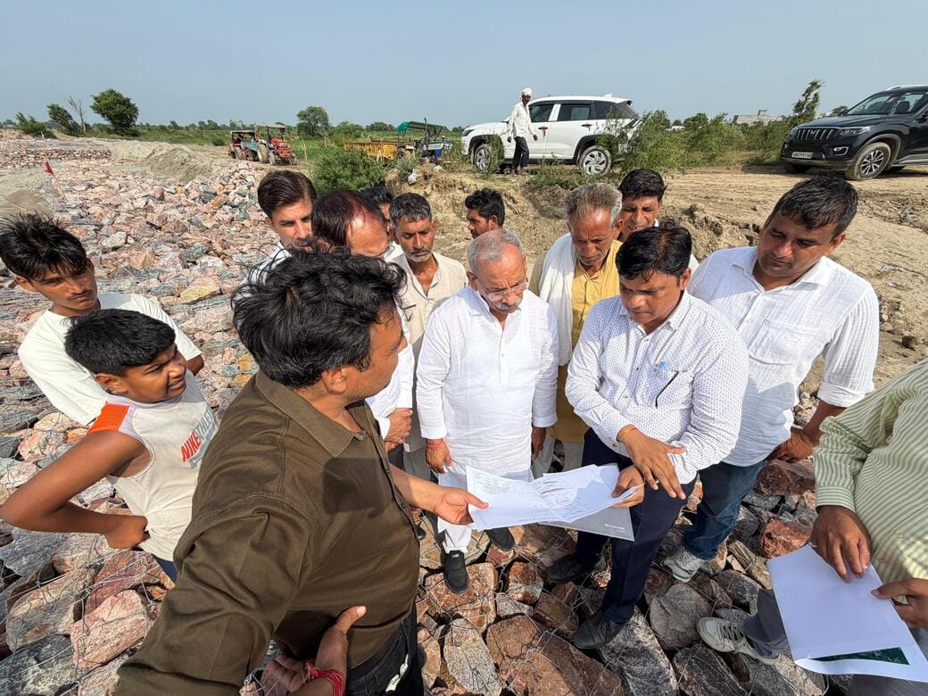The work of placing embankments should be completed before the Yamuna water level rises: MP