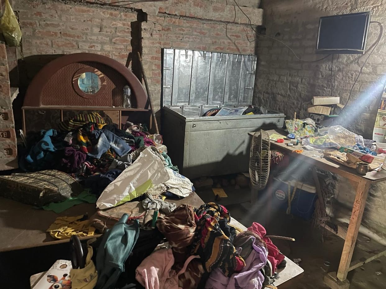 Thieves broke the lock of a closed house and fled with jewelry worth three lakh
