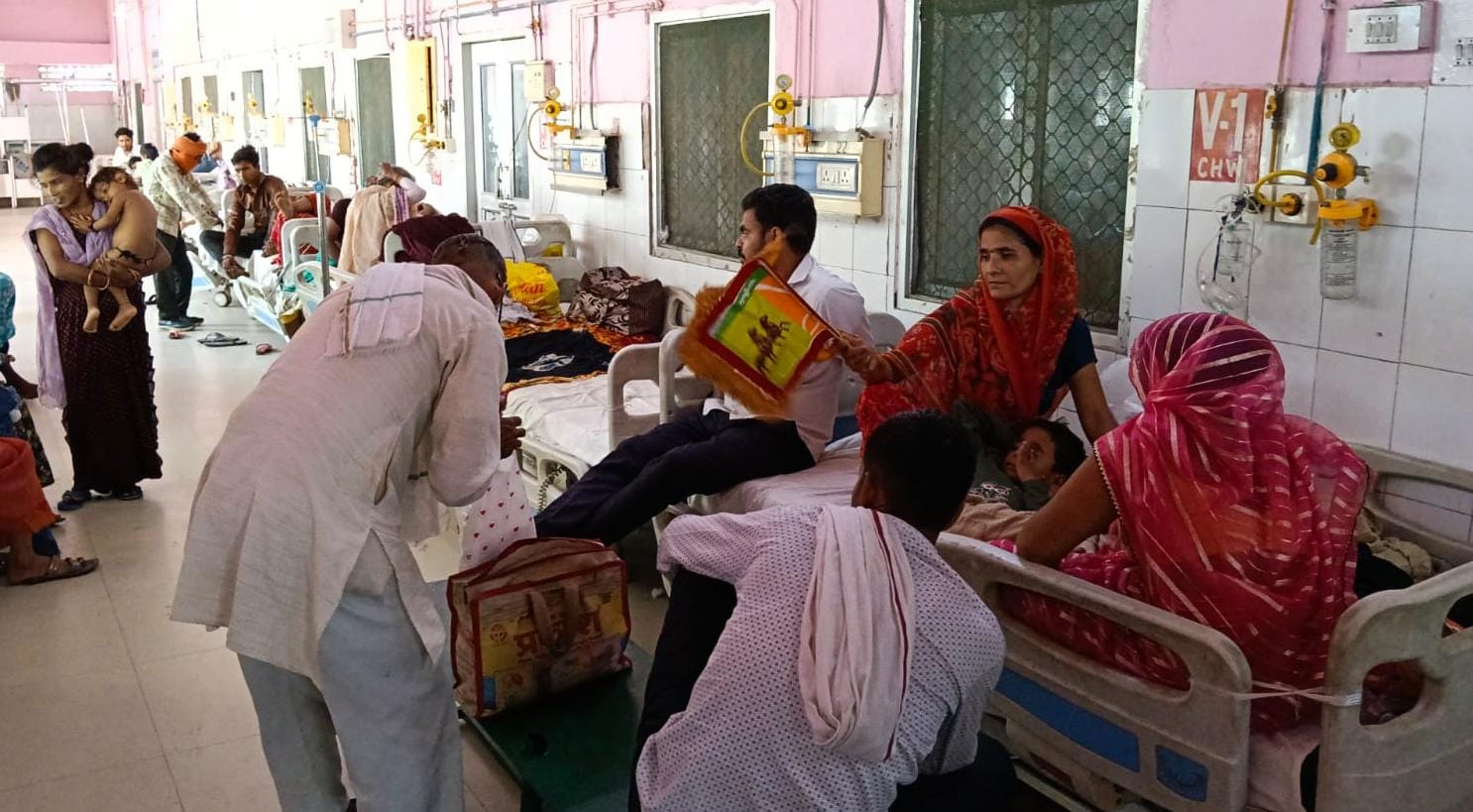 जिला अस्पताल के चिल्ड्रेन वार्ड में भर्ती बच्चे। - संवाद 