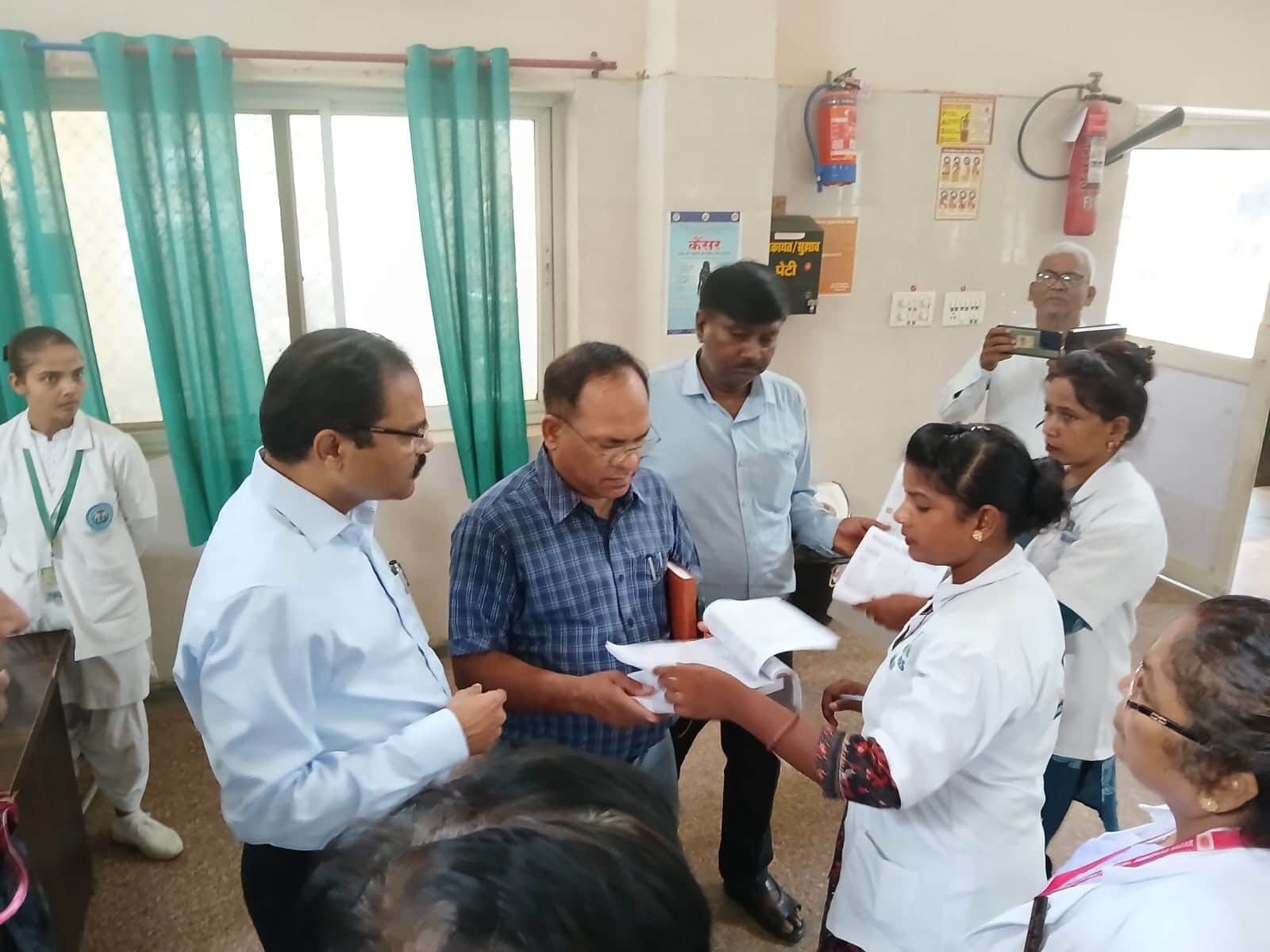 जिला अस्पताल के एमसीएच विंग में शनिवार को निरीक्षण के दौरान एंबुलेंस कर्मी से जानकारी लेते सीएम