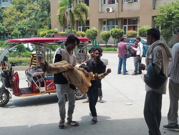 First, no stretcher was available, then no treatment; the young woman collapsed.