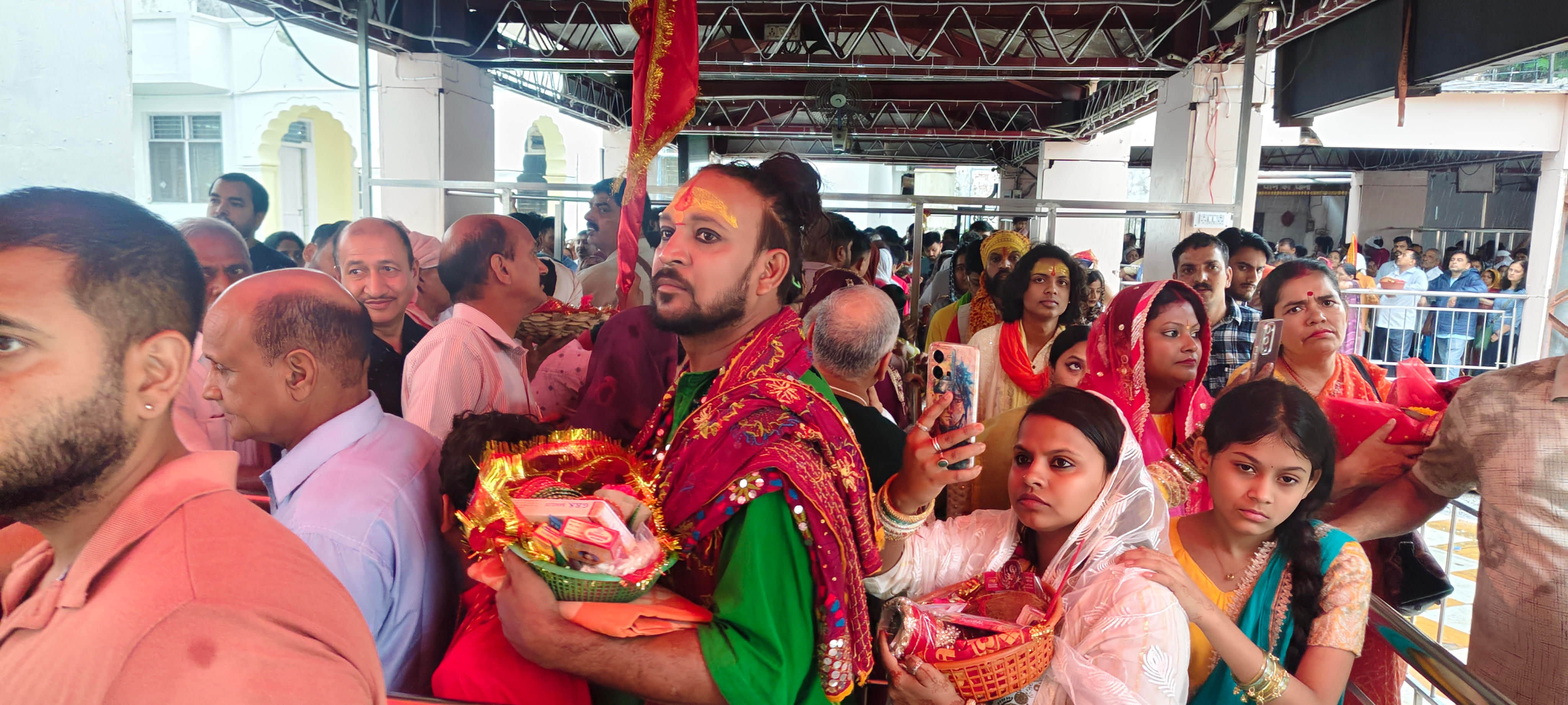 ज्वालामुखी मंदिर में कतार में लगाकर दर्शन के लिए अपनी बारी इंतजार करते श्रद्धालु। -संवाद