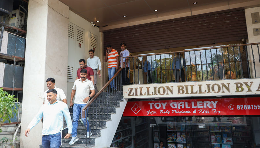 Jewellery worth lakhs stolen from Tanishq showroom; salesman turns out to be the mastermind.