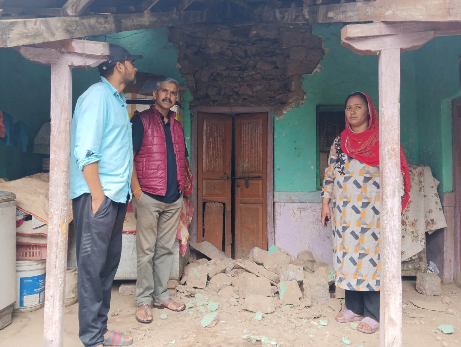 खनियारा के सांबरलाहड़ में प्रभावित परिवार के सदस्यों से बाचतीत करते नगर निगम के पार्षद प्रवीन क