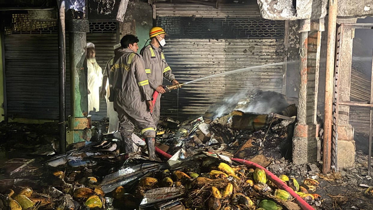 Five shops in the fruit market caught fire, goods worth lakhs of rupees burnt