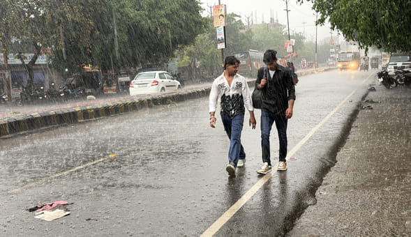 For three days, continuous thunderstorms and rain at night, temperature at 35 degrees