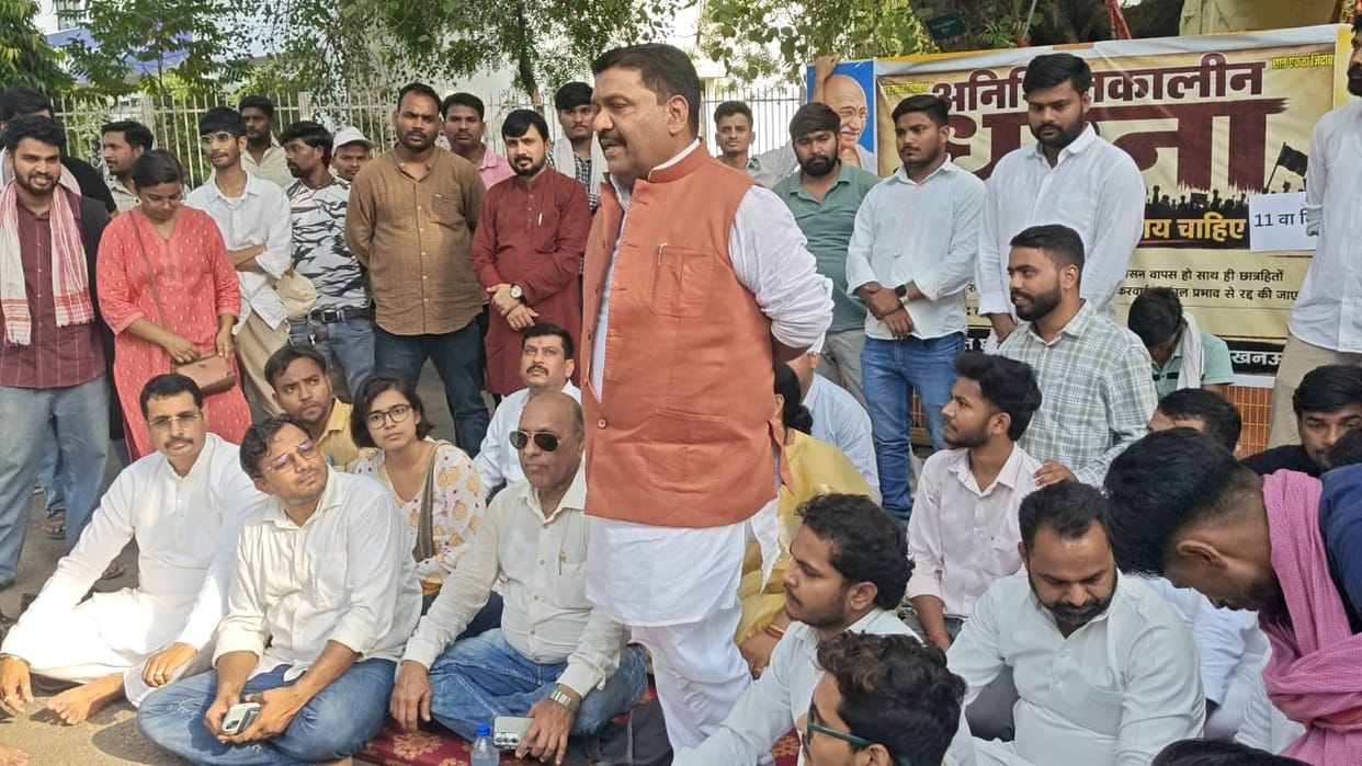 Leader of the Opposition and former minister come out in support of expelled students.