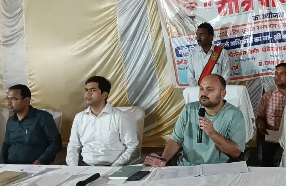 लालगंज के भटनी में रात्रि चौपाल में बोतले डीएम अभिषेक पांडेय। संवाद