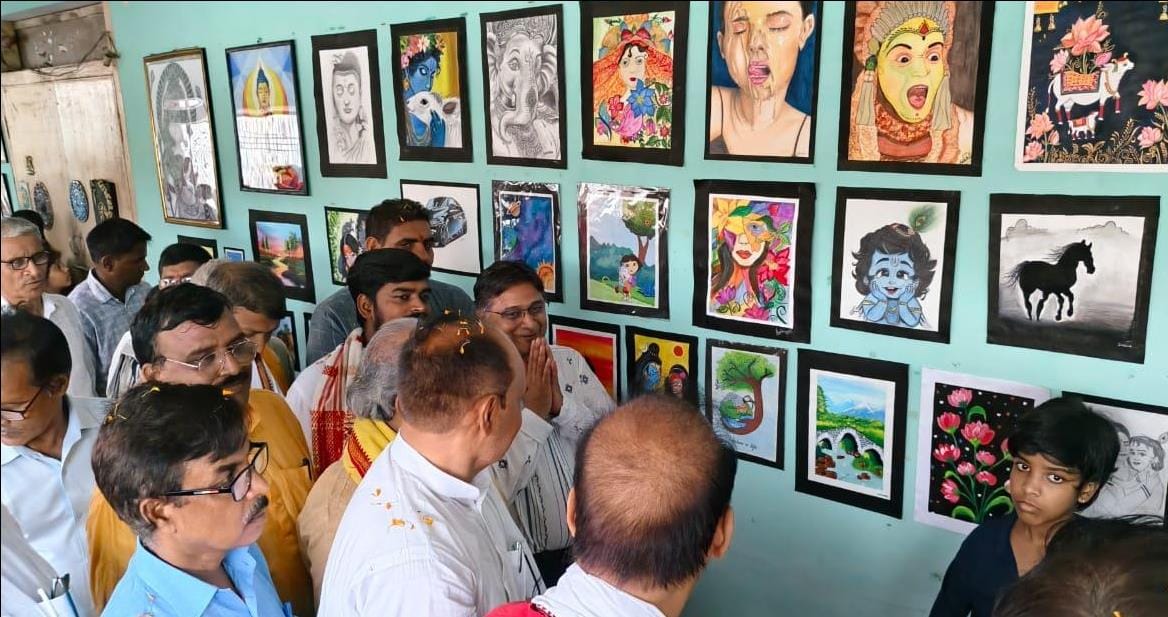 Viewed paintings, sketches, and craft artworks.