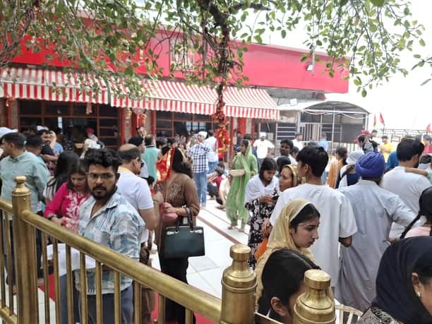 मां चिंतपूर्णी दरबार में माथा टेकने पहुंचे भक्त। संवाद