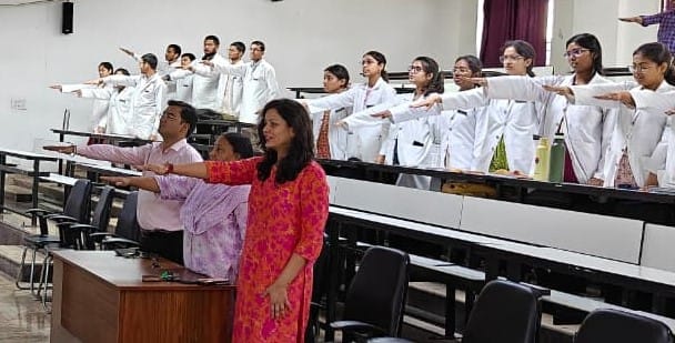 Students administered the pledge for voluntary blood donation.