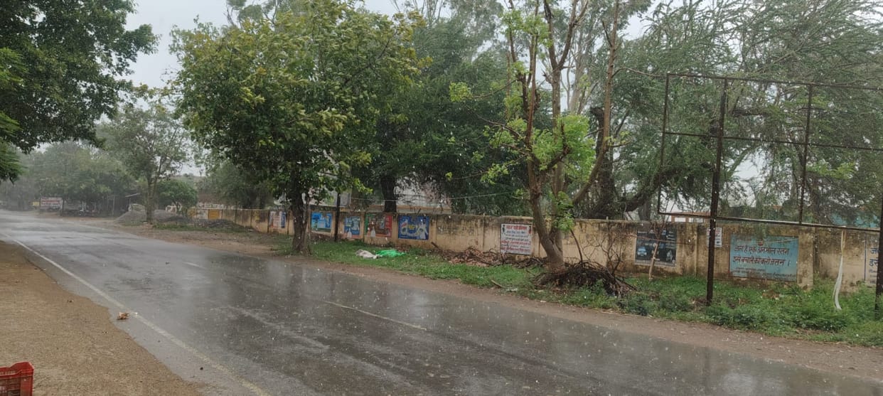 People distressed by the heat; humidity persists even after the rain.