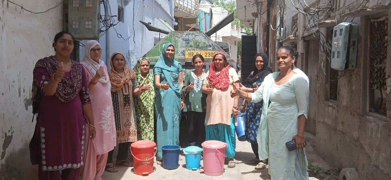 महिलाओं को जागरूक करते हुए नप की कर्मचारी। 