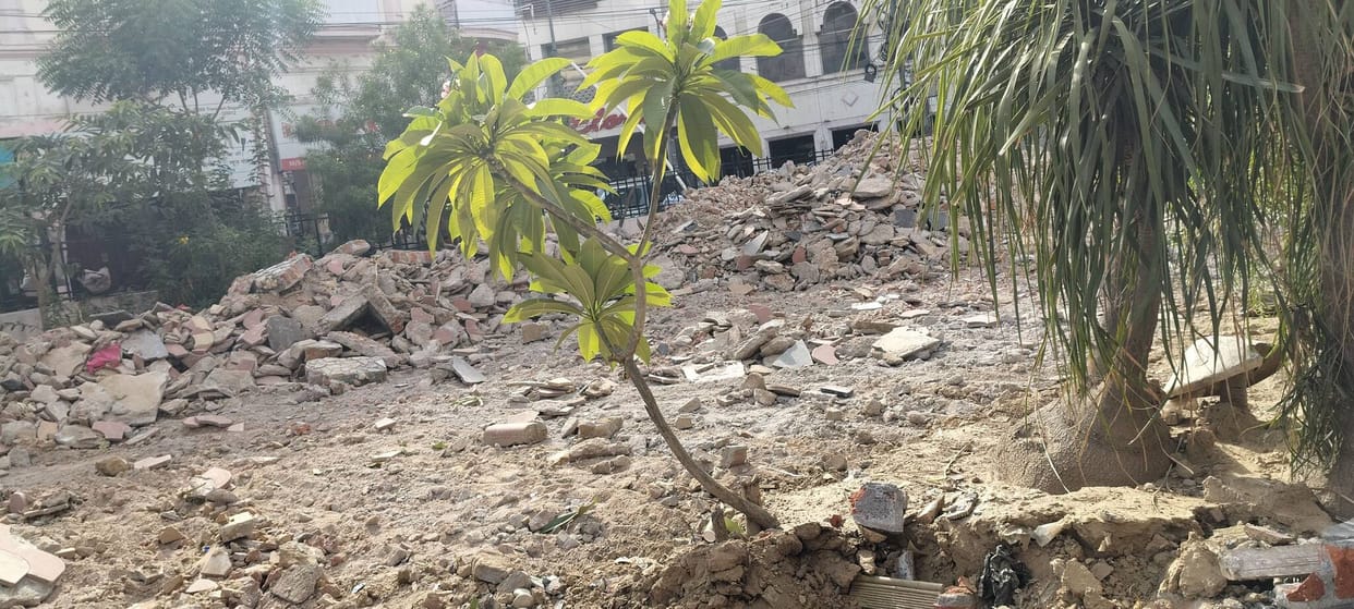 The issue of the demolition of Maharshi Supanch Sudarshan Vatika has heated up.