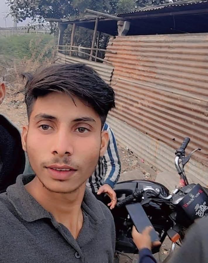 Youth dies in Mumbai; family creates a ruckus after placing the body in the village.