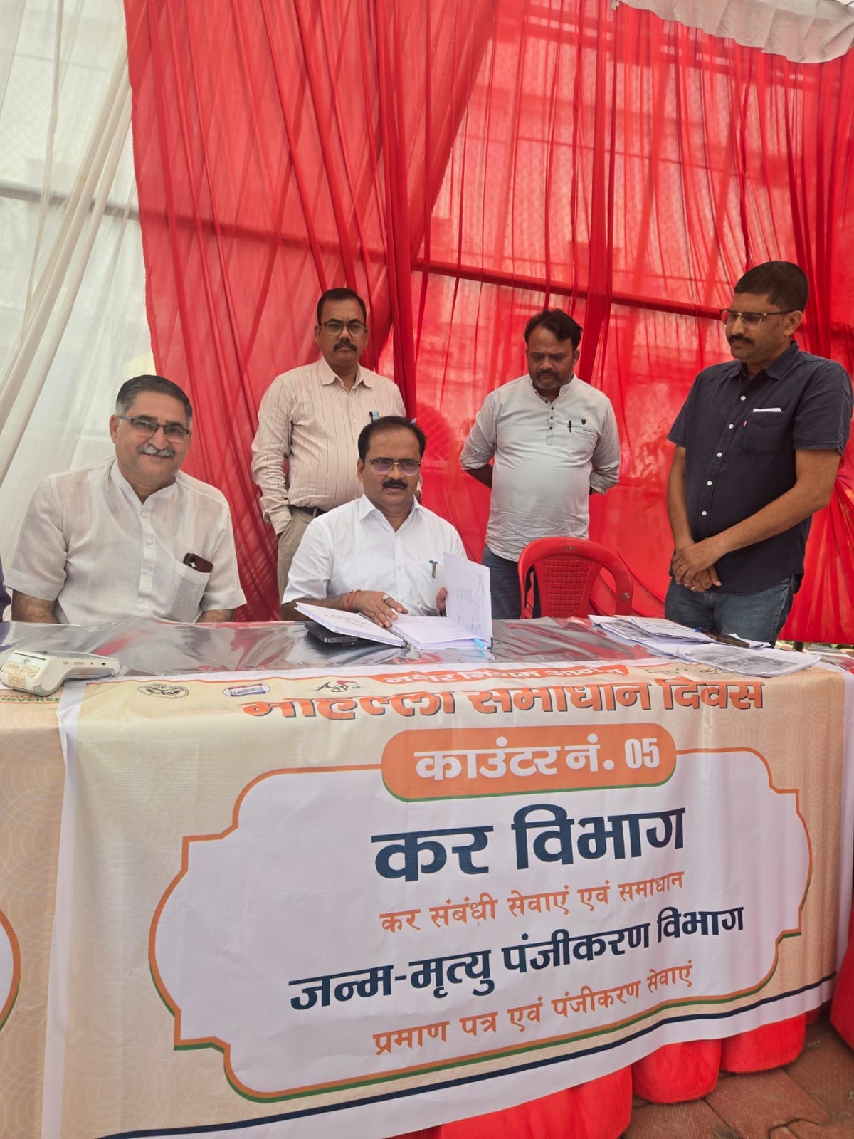 Agra News: अफसर पहुंचे पास तो समाधान की जगी आस