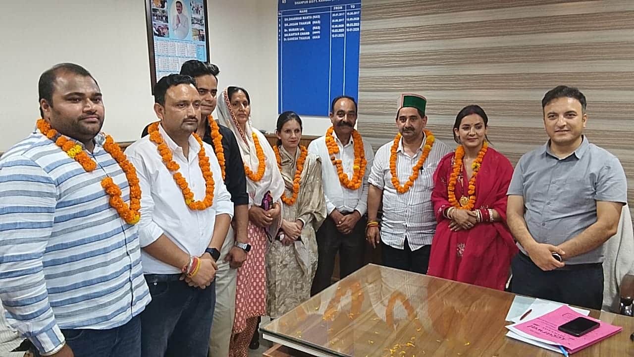 नगर पंचायत शाहपुर के अध्यक्ष एवं उपाध्यक्ष पद के लिए शुक्रवार को आयोजित बैठक में चुने गई अध्यक्