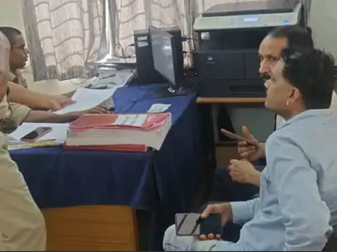 नकली सोने के सिक्कों से ज्वेलर को लगाया लाखों का चूना।