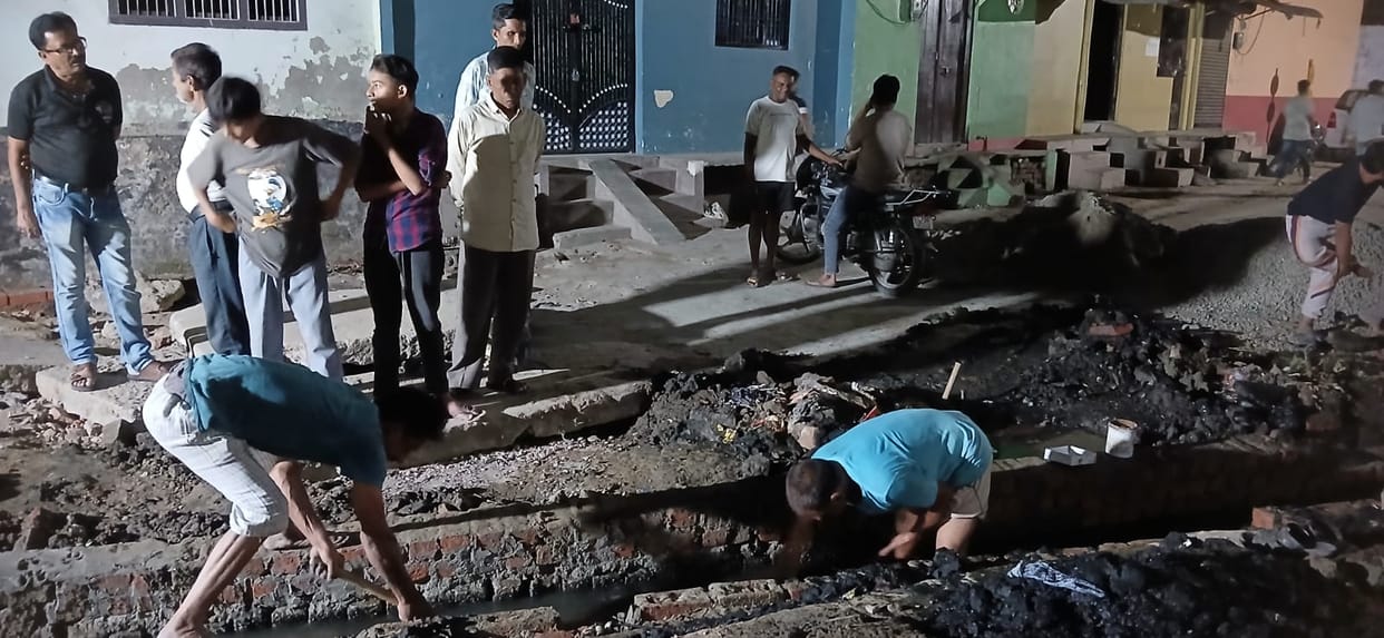 People in Feelkhana cleaned the drain themselves.