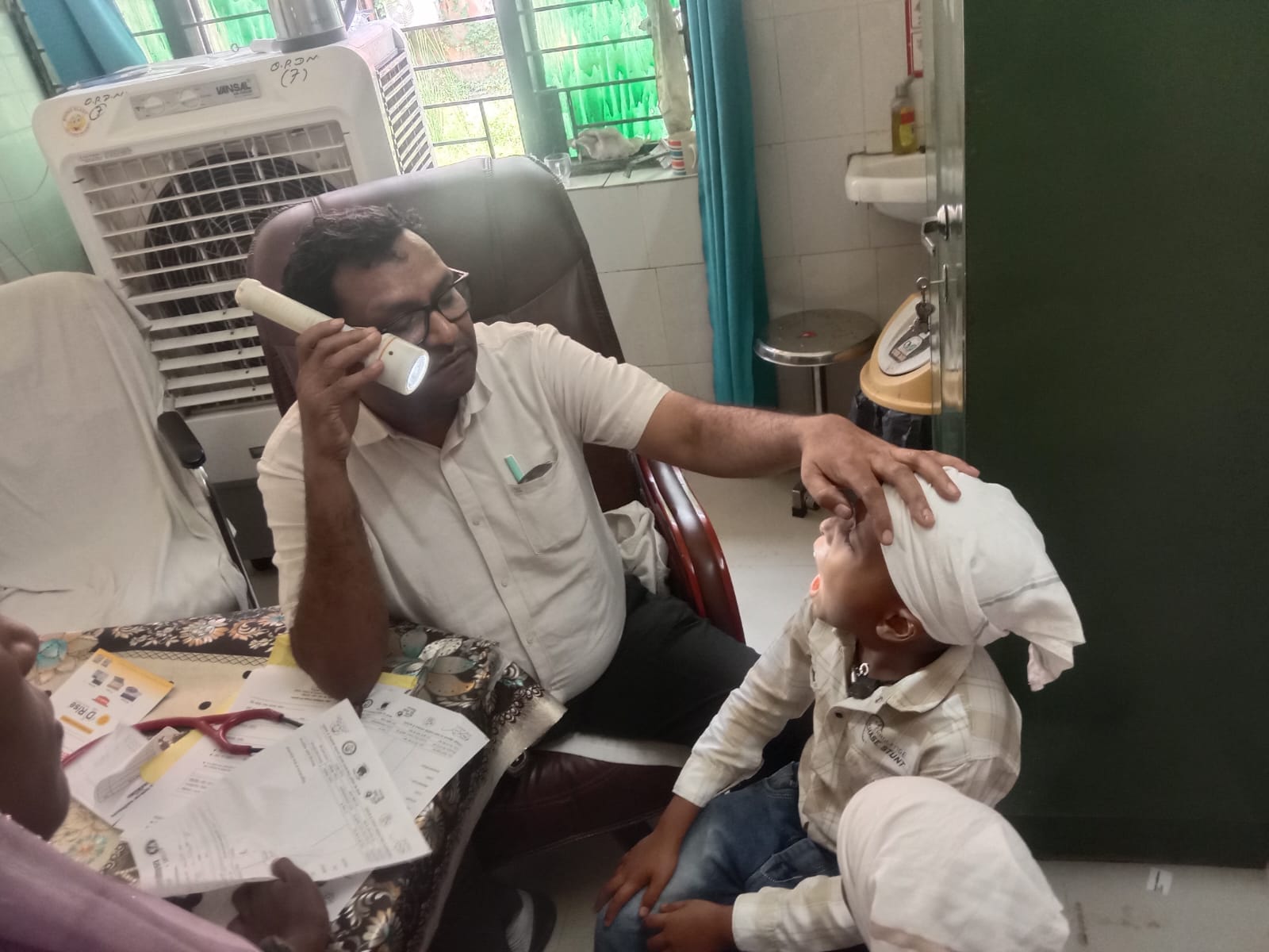 ओपीडी में बच्चे की समस्या का परीक्षण करते बाल रोग विशेषज्ञ। स्रोत: डॉक्टर