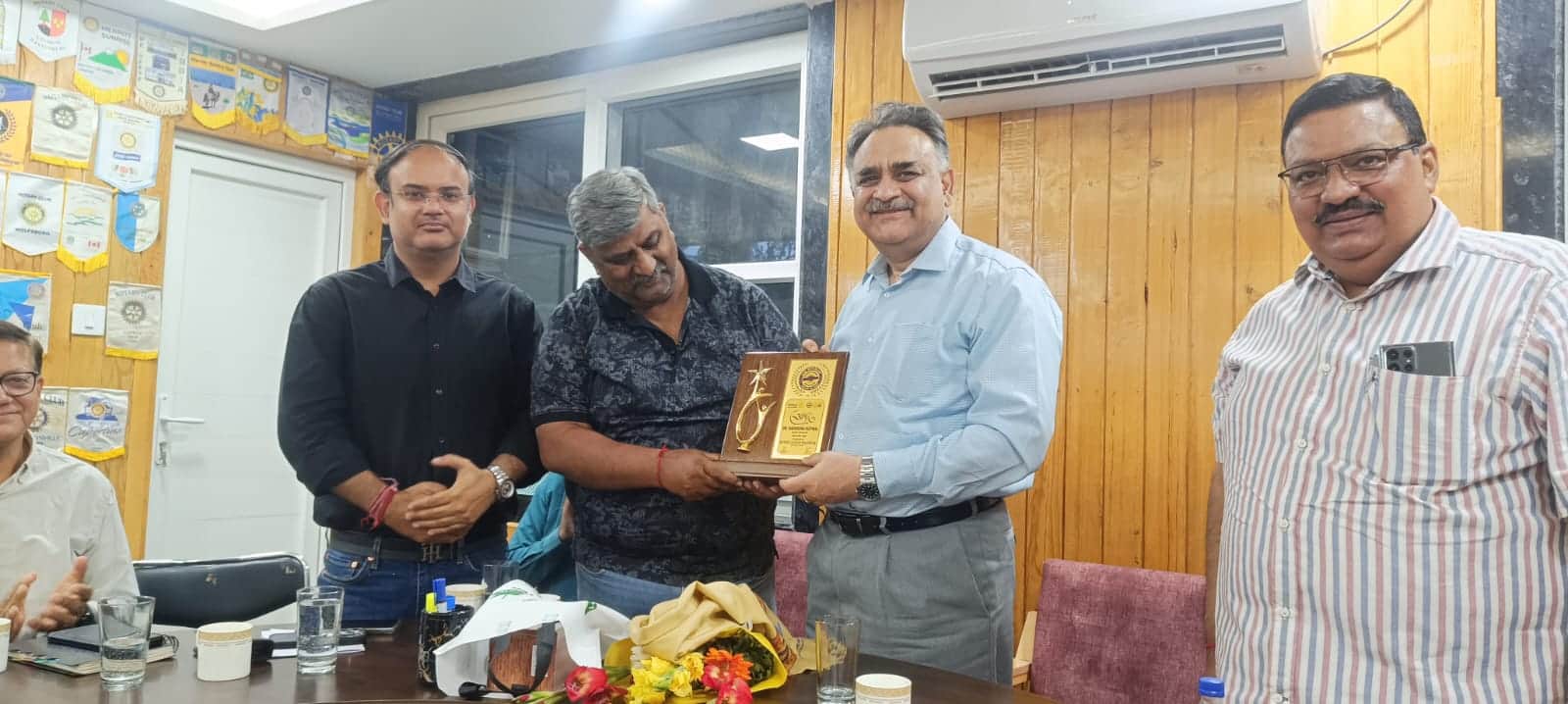 पालमपुर में डॉ.नरेंद्र कोटल को सम्मानित करते हुए रोटरी क्लब के अध्यक्ष अजय सूद व सचिव राघव शर्म