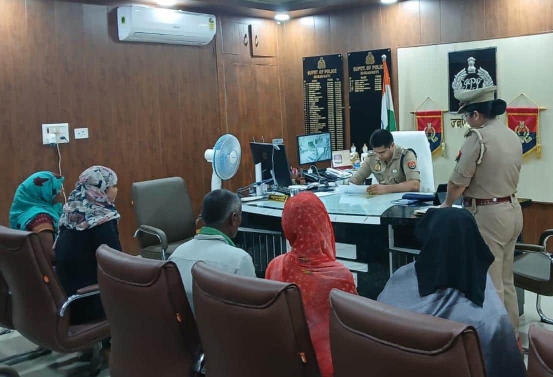 पुलिस कार्यालय में फरियादियों की समस्या सुनते एसपी।