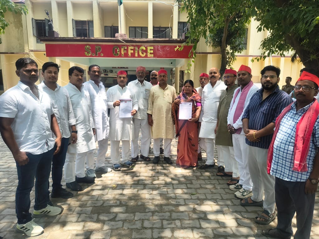 Demand for action against the person who made an objectionable post about Akhilesh Yadav's daughter.
