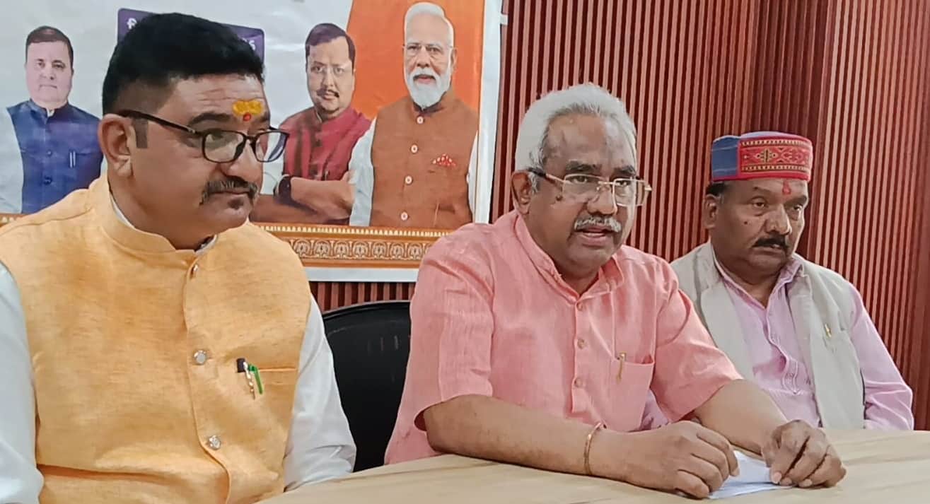 पौड़ी में पत्रकार वार्ता कर केंद्र सरकार के 12 सालों की उपलब्धियां बताते प्रभारी मंत्री मदन