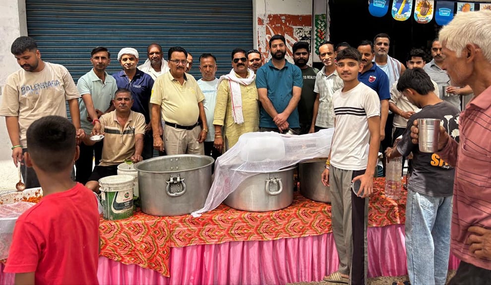 Shopkeepers set up a *chabeel* in Nagrota Surian.