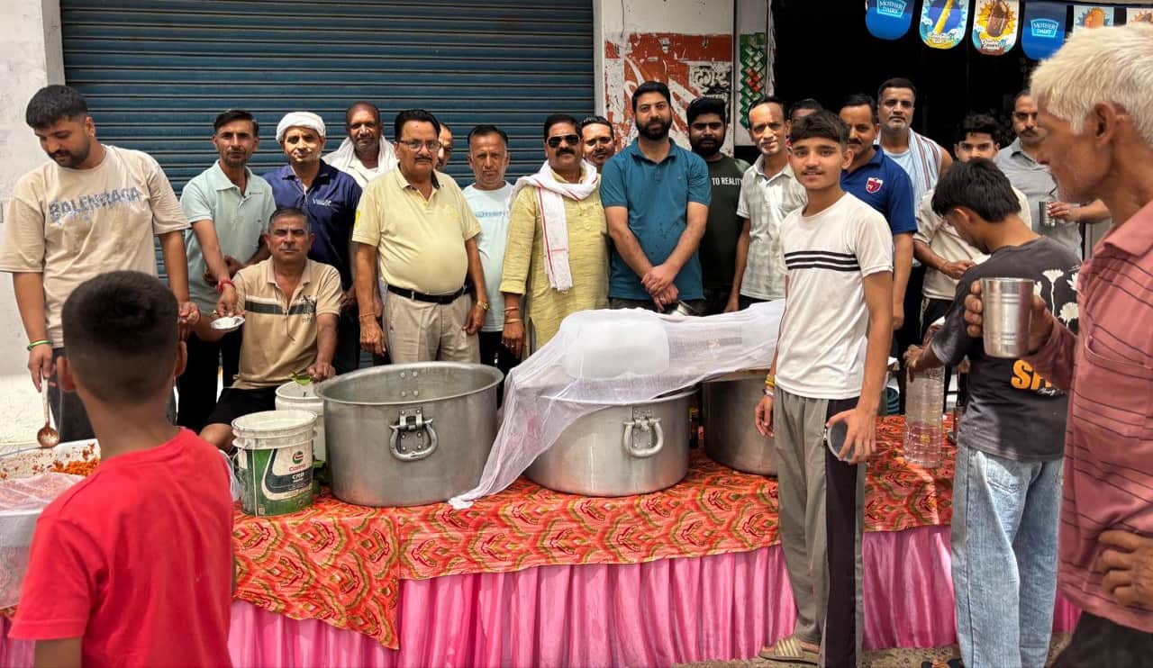 रेलवे रोड़ नगरोटा सूरियां में ठंडे पानी की छबील लगाते दुकानदार और ग्रामीण। -आयोजक
