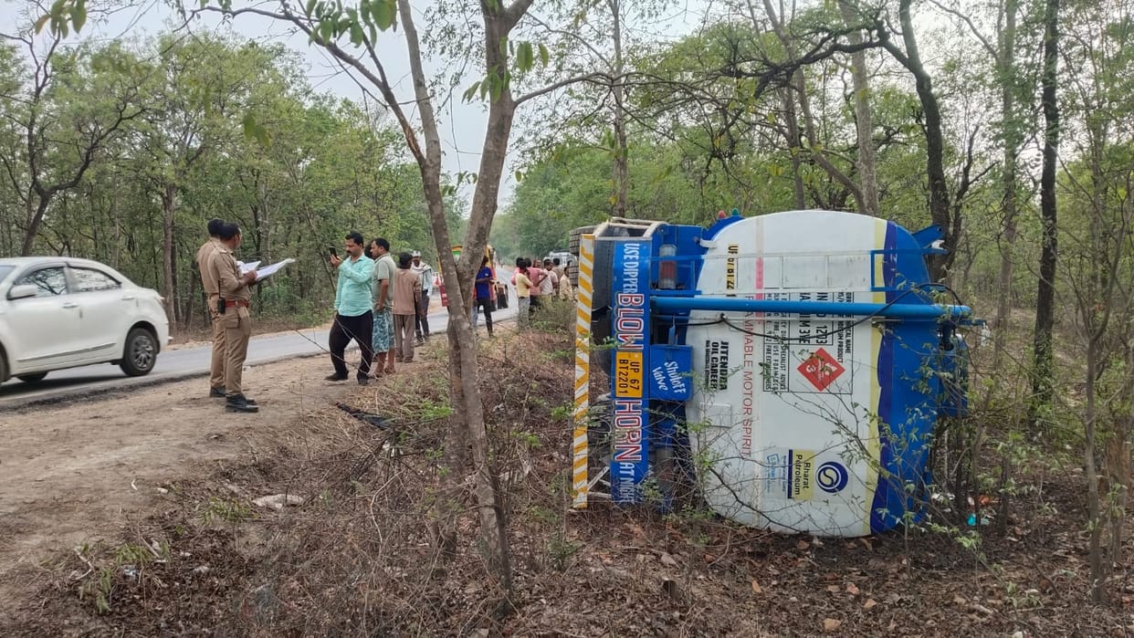 Diesel tanker overturned in Khadpathar forest, one car passenger injured