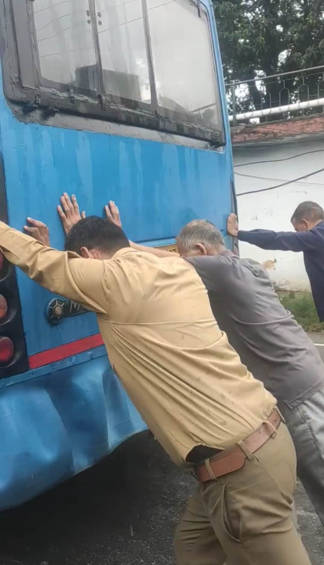 सुबह-सुबह जयसिंहपुर से पालमपुर वाया हरोट रूट की बस को धक्का लगाते लोग। -वीडियोग्रैब।