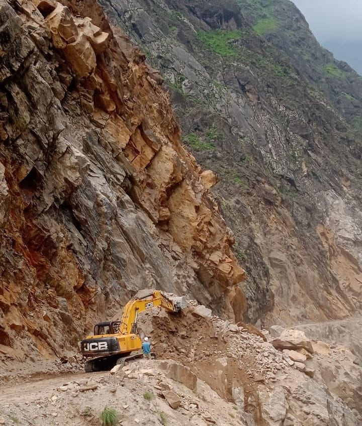 Boulders fall again at Sobla-Dhakar; JCB operator injured.