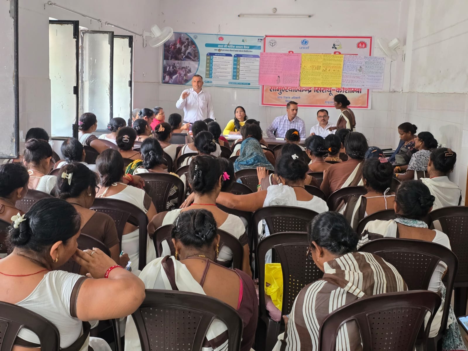 सामुदायिक स्वास्थ्य केंद्र सिराथू में आशा बहुओं को जानकारी देते डॉक्टर। संवाद