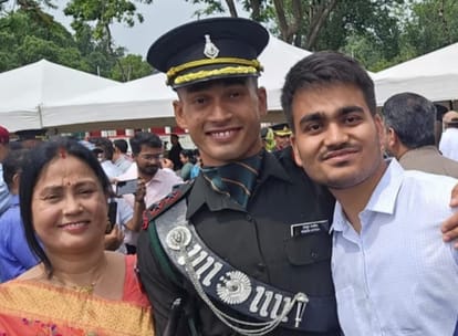 अपने परिजनों के साथ आदित्य