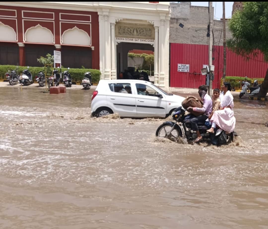 सिरसा में परशुराम चौक से आम्बेडकर चौक तक यह दिखा नजारा।