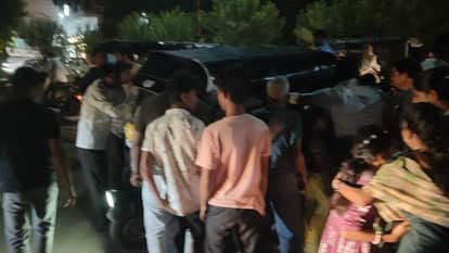बिलखते परिजन।