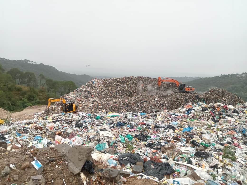 सुधेड़ गांव में स्थित नगर निगम धर्मशाला की डंपिंग साइट। संवाद