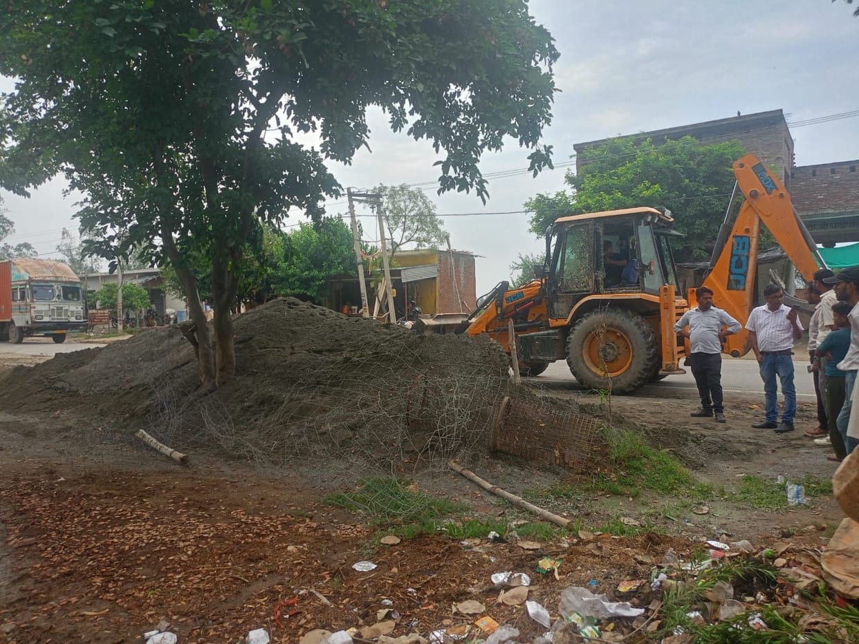 Temporary encroachments removed from the route before the start of the fair.