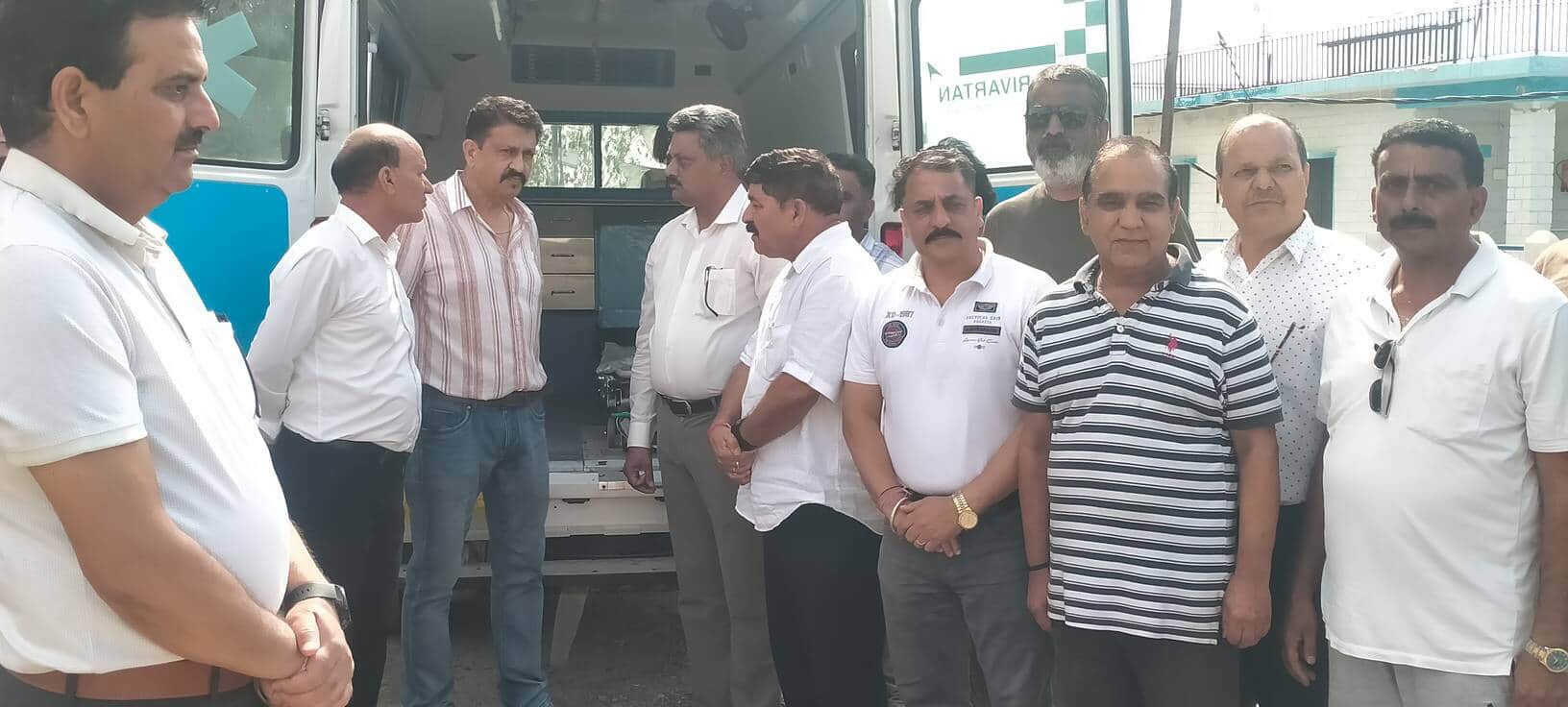 सिविल अस्पताल भोरंज में एडवांस्ड लाइफ स्पोर्ट एंबुलेंस का लोकार्पण करने के बाद जानकारी लेते हुए