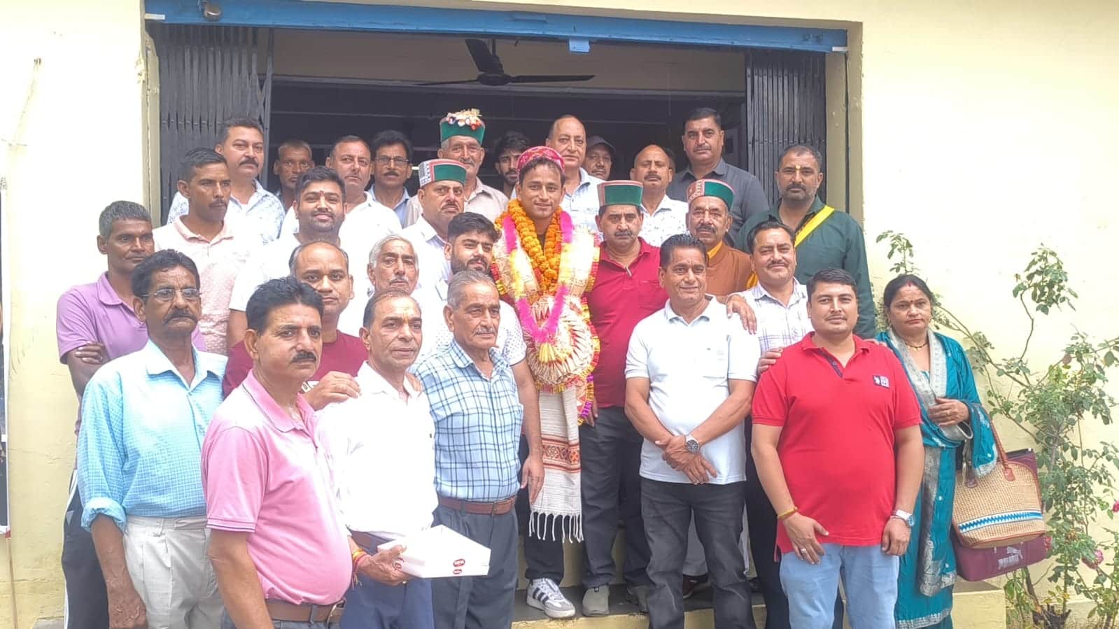 शाहपुर के कुठार में अंजेश जोशी के साथ विधायक केवल सिंह पठानिया और अन्य लोग। -स्रोत : डीपीआरओ