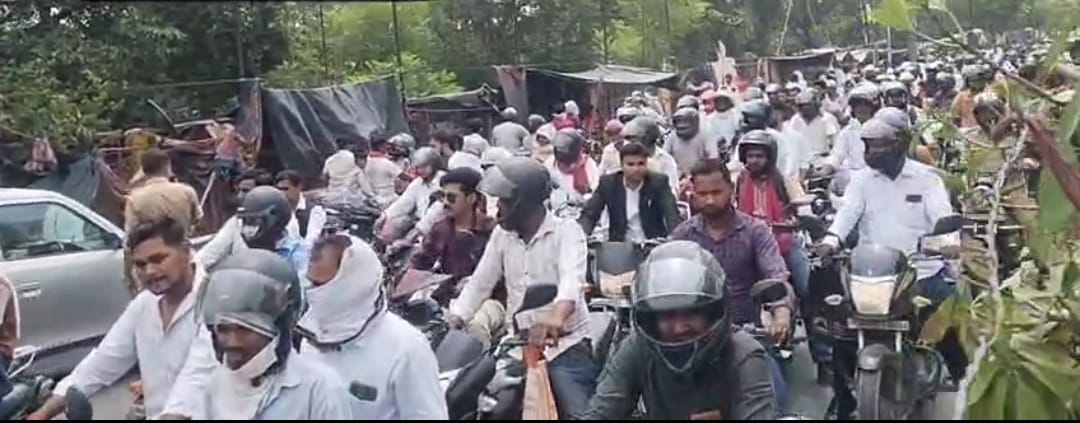Six-hour traffic jam on Shastri Bridge; women and children suffered from dizziness.